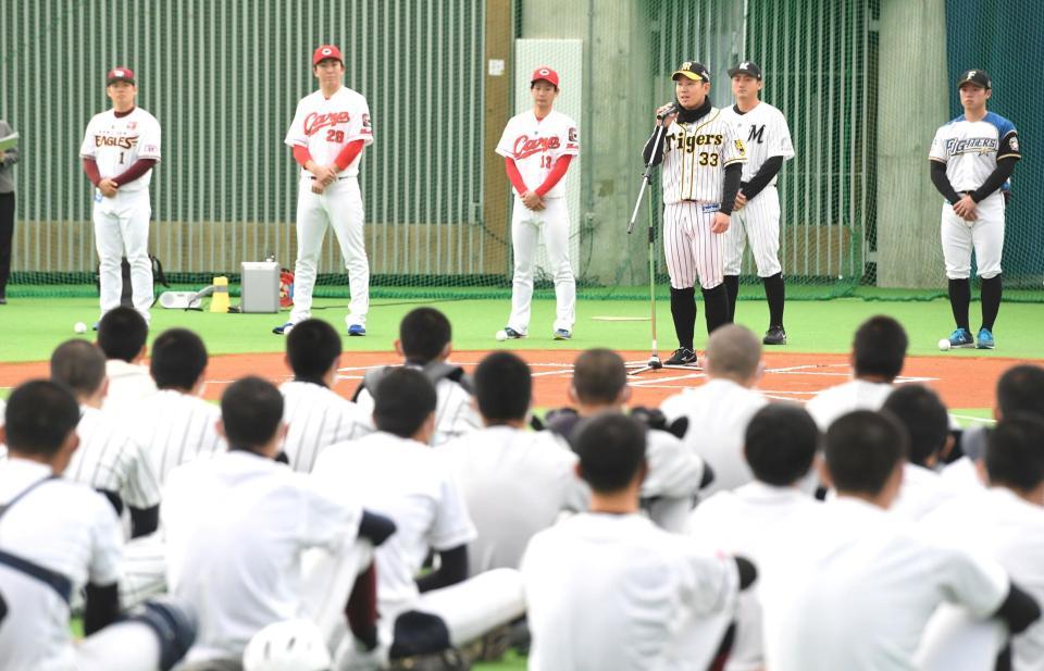 　高校生たちを前にあいさつする糸原（撮影・飯室逸平）