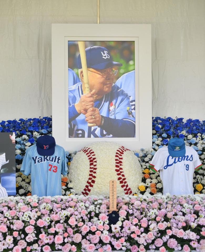 野村克也さんの遺影＝神宮球場（撮影・西岡正）