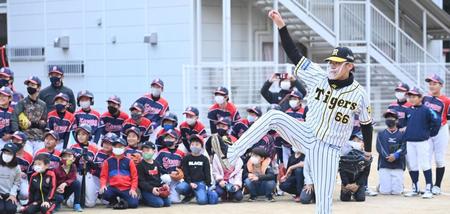 こどもたちの前で投球する小川（撮影・飯室逸平）