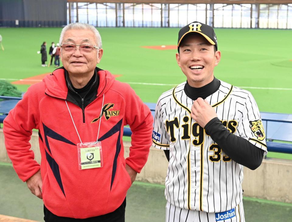 　開星・野々村直通監督（左）から激励を受ける糸原（撮影・飯室逸平）