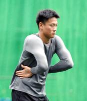 　ストレッチする森木（撮影・山口登）