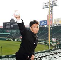 　球場を背にポーズを決める森木