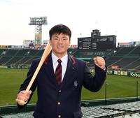 　球場を背にポーズを決める前川（撮影・山口登）