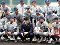 　選手に声を掛ける中野（前列中央）＝撮影・山口登