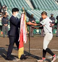 　中野（左）はタイガースカップを制した兵庫夢前ヤングに優勝旗を手渡す