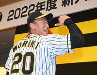 　ユニフォームに袖を通し、ガッツポーズを決めながら吠える森木（撮影・田中太一）