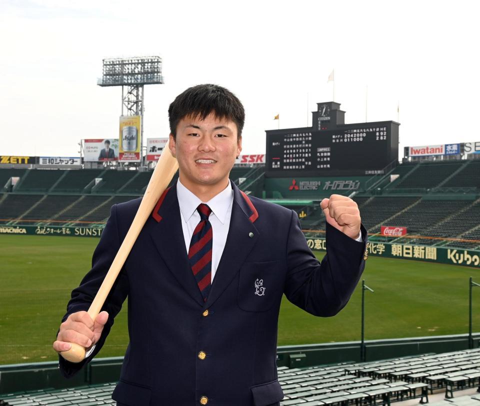 　球場を背にポーズを決める前川（撮影・山口登）