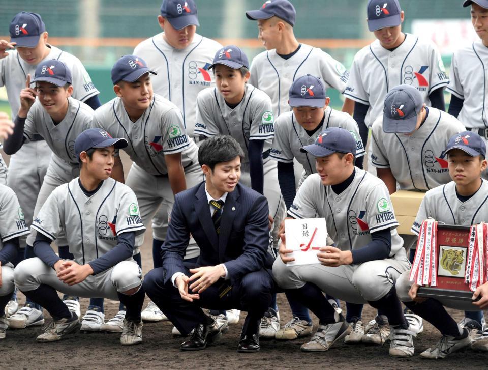 　選手に声を掛ける中野（前列中央）＝撮影・山口登