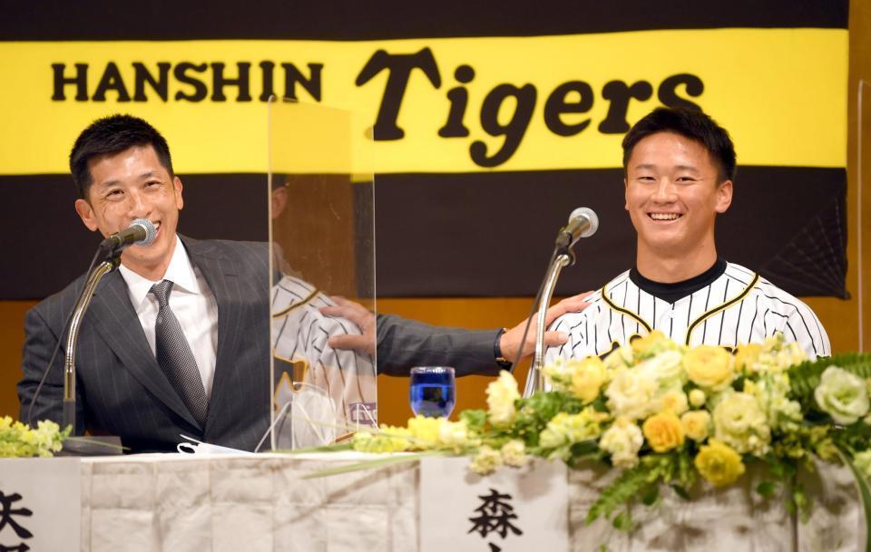 矢野監督（左）から肩をたたかれる森木（撮影・田中太一）