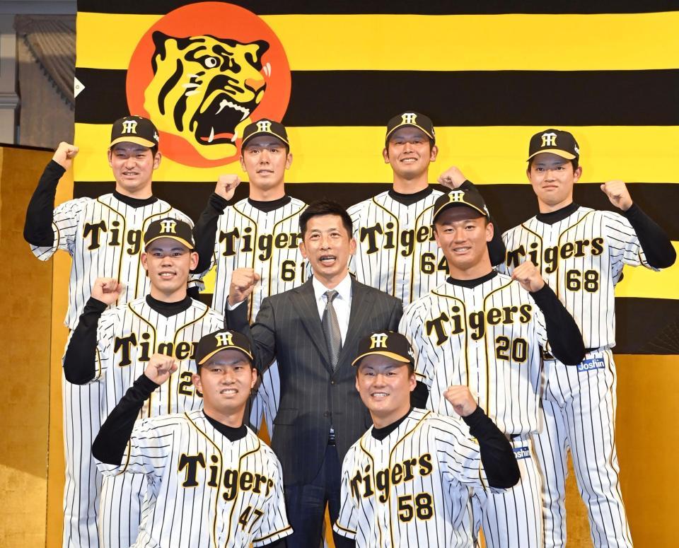 矢野監督を中心に笑顔を見せる（中列右から時計回りに）森木、前川、桐敷、鈴木勇、伊藤稜、豊田、岡留、中川（撮影・田中太一）