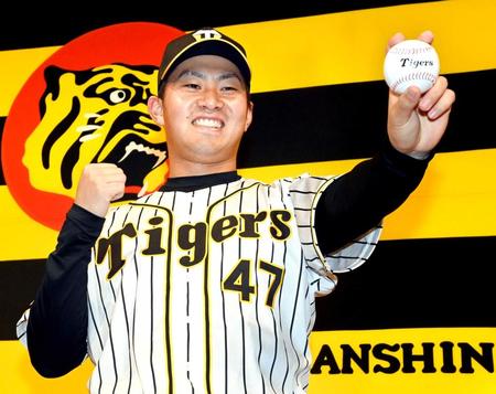 　笑顔でボールを掲げる桐敷