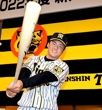 　力強くバットを振る前川（撮影・田中太一）