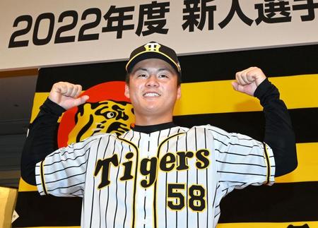 　筋トレが趣味の前川は、マッチョぶりを披露（撮影・田中太一）