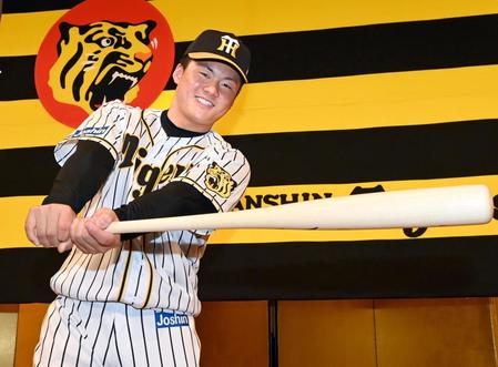 　力強くバットを振る前川（撮影・田中太一）