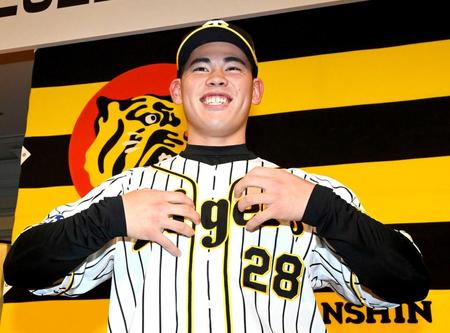 　ゴリラポーズを決める鈴木（撮影・田中太一）