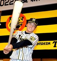 　力強くバットを振る前川（撮影・田中太一）