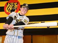 　力強くバットを振る前川（撮影・田中太一）