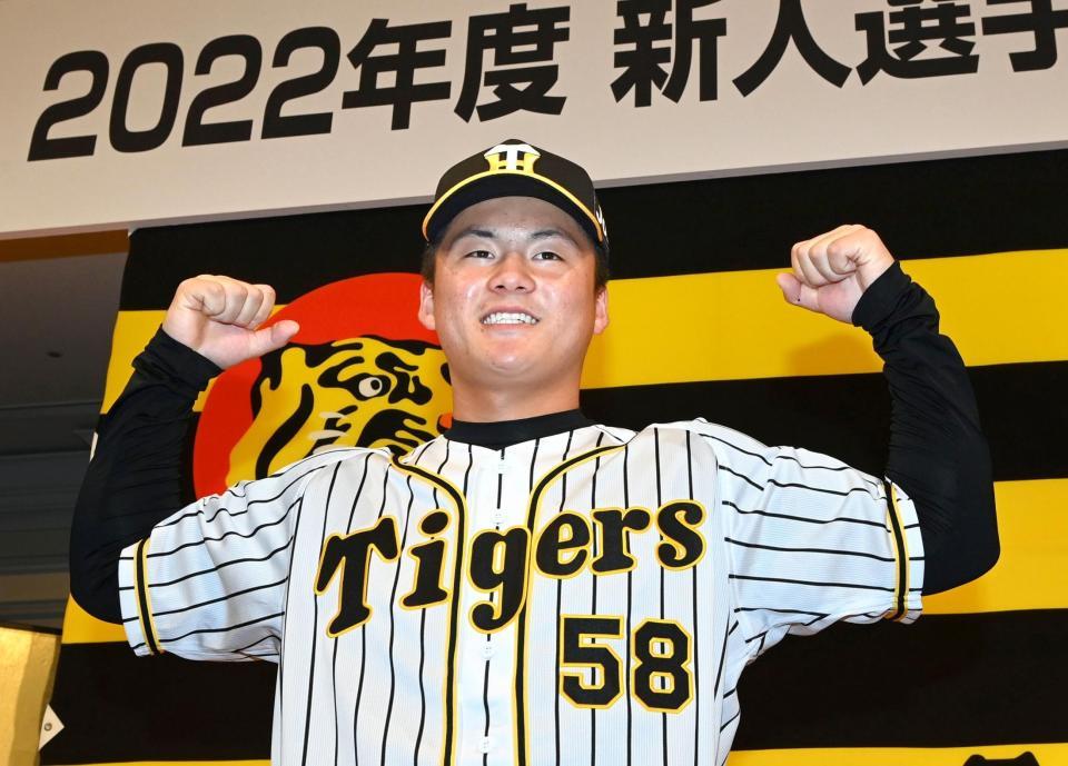 　筋トレが趣味の前川は、マッチョぶりを披露（撮影・田中太一）