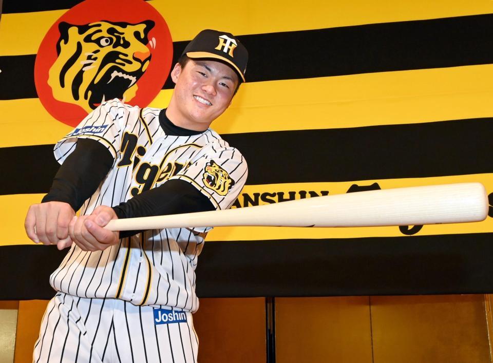 　力強くバットを振る前川（撮影・田中太一）