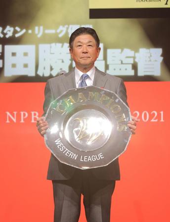 ウエスタン・リーグを優勝し表彰される阪神・平田勝男２軍監督（代表撮影）