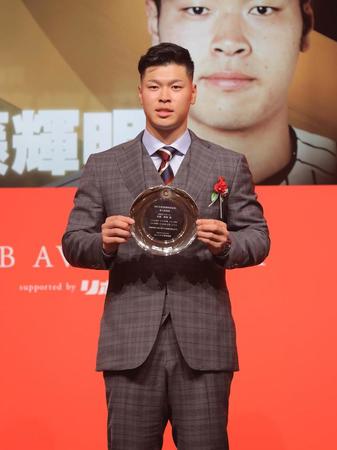 セントラル・リーグ連盟特別表彰・新人特別賞を受賞した佐藤輝（代表撮影）