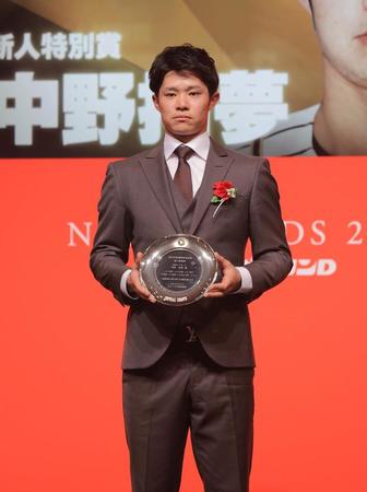 セントラル・リーグ連盟特別表彰・新人特別賞を受賞した中野（代表撮影）