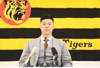 　契約更改を終え、会見に臨む佐藤輝（撮影・飯室逸平）