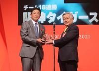 ウエスタン・リーグ連盟特別表彰を受賞した平田２軍監督（右は斉藤コミッショナー）＝代表撮影