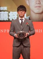 セントラル・リーグ連盟特別表彰・新人特別賞を受賞した伊藤将（代表撮影）