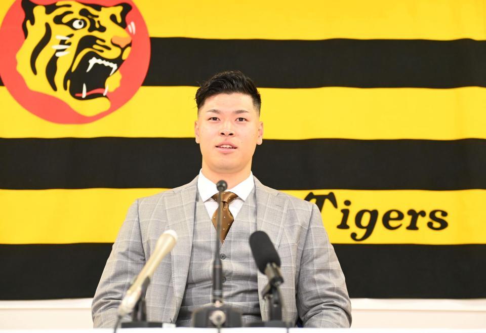 　契約更改を終え、会見に臨む佐藤輝（撮影・飯室逸平）