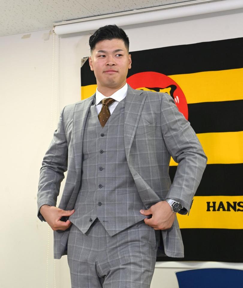 　契約更改を終え、会見した佐藤輝（撮影・飯室逸平）