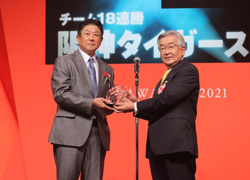 ウエスタン・リーグ連盟特別表彰を受賞した平田２軍監督（右は斉藤コミッショナー）＝代表撮影