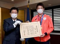 　川勝平太静岡県知事（左）から県民栄誉賞を贈呈される岩崎（撮影・佐藤厚）