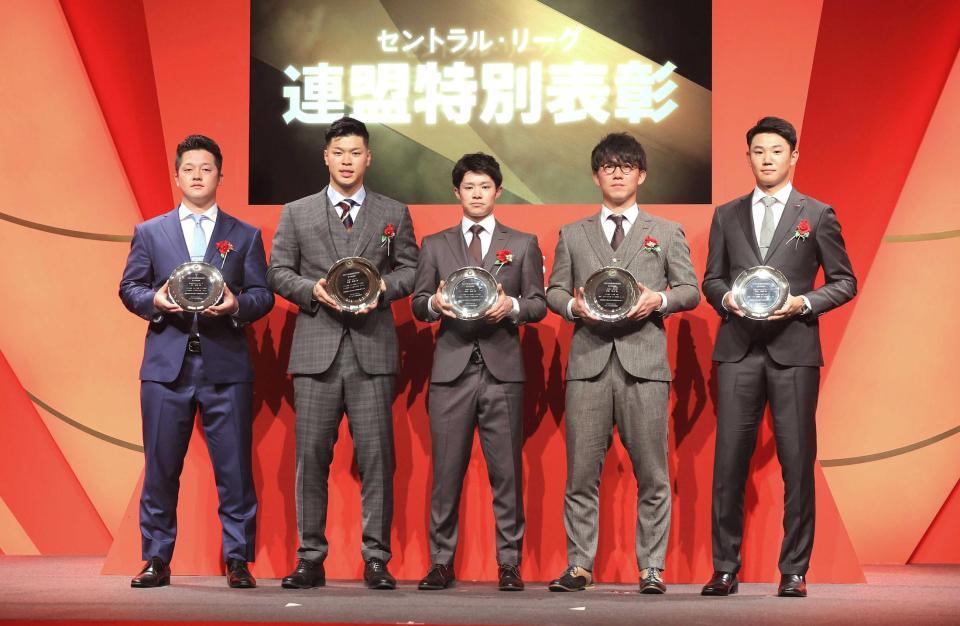 　セントラル・リーグ連盟特別表彰・新人特別賞を受賞した（左から）ＤｅＮＡ・牧、阪神・佐藤輝、阪神・中野、阪神・伊藤将、ヤクルト・奥川（代表撮影）