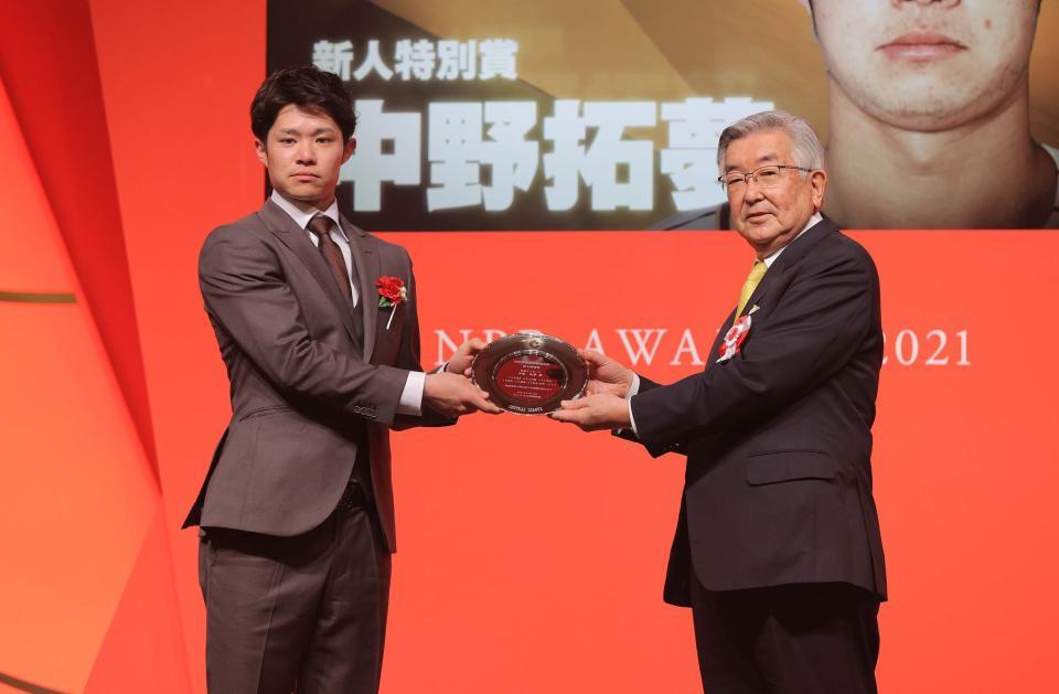 　セントラル・リーグ連盟特別表彰・新人特別賞を受賞した中野（代表撮影）