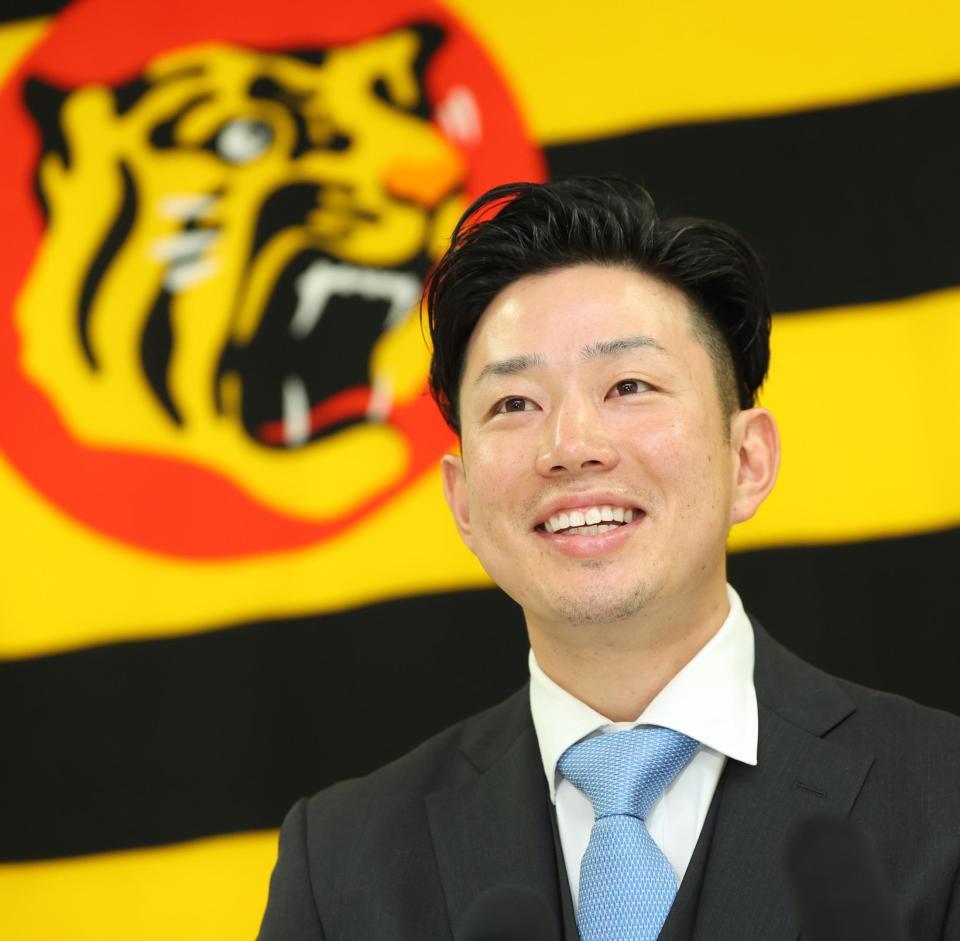 契約更改を終えて会見を行う糸原＝甲子園球場（代表撮影）