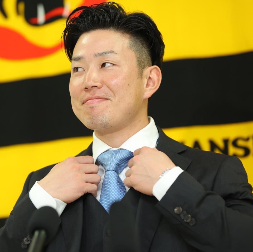 契約更改を終えて会見を行う糸原＝甲子園球場（代表撮影）