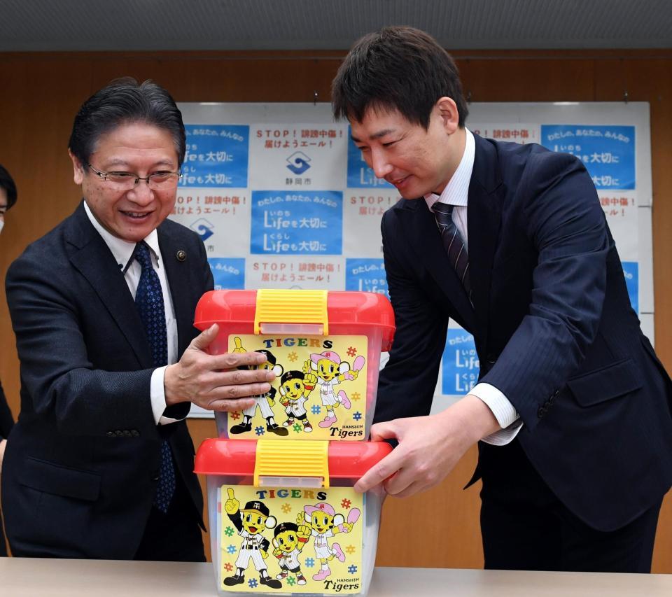 　故郷・静岡市に玩具を寄贈する岩崎（左は田辺信宏静岡市長）＝撮影・佐藤厚