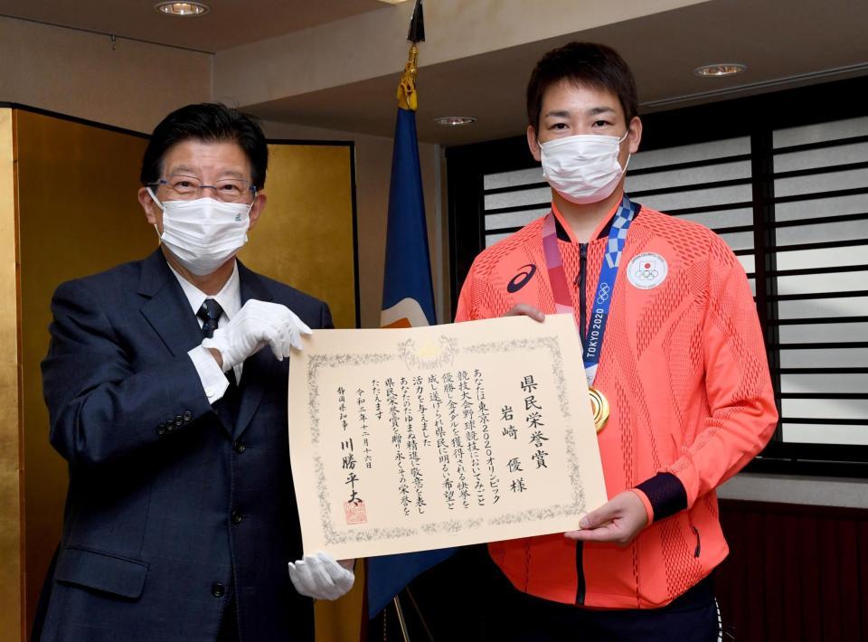 　川勝平太静岡県知事（左）から県民栄誉賞を贈呈される岩崎（撮影・佐藤厚）