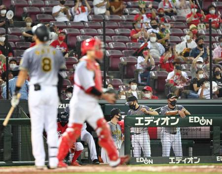 　広島戦の９回、最後の打者・佐藤輝（８）が三振に倒れ、ベンチを後にする矢野監督（右から２人目）＝８月２９日