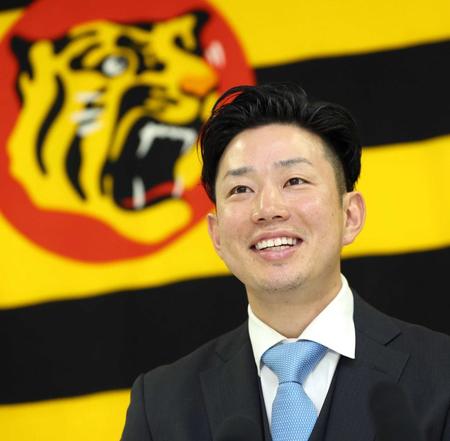 　契約更改を終えて会見を行う糸原（代表撮影）