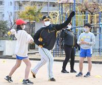 　児童にキャッチボールのアドバイスを送る伊藤将（撮影・高部洋祐）