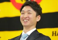 契約更改後の会見で笑顔を見せる近本（代表撮影）