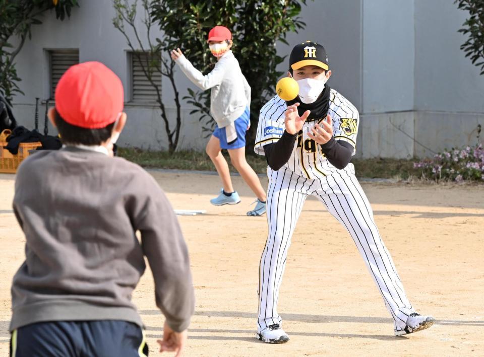 　児童の送球を受ける中野（撮影・高部洋祐）