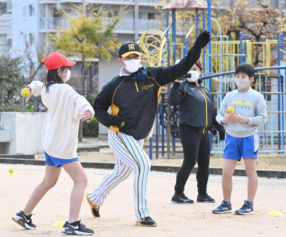 　児童にキャッチボールのアドバイスを送る伊藤将（撮影・高部洋祐）