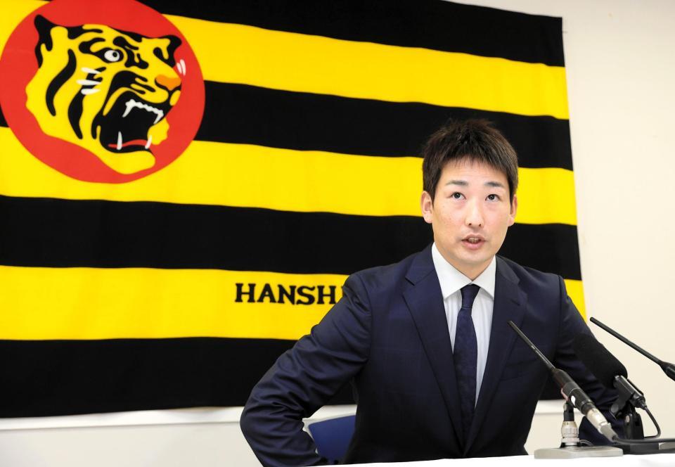 　契約更改を終え、会見に臨む岩崎（代表撮影）