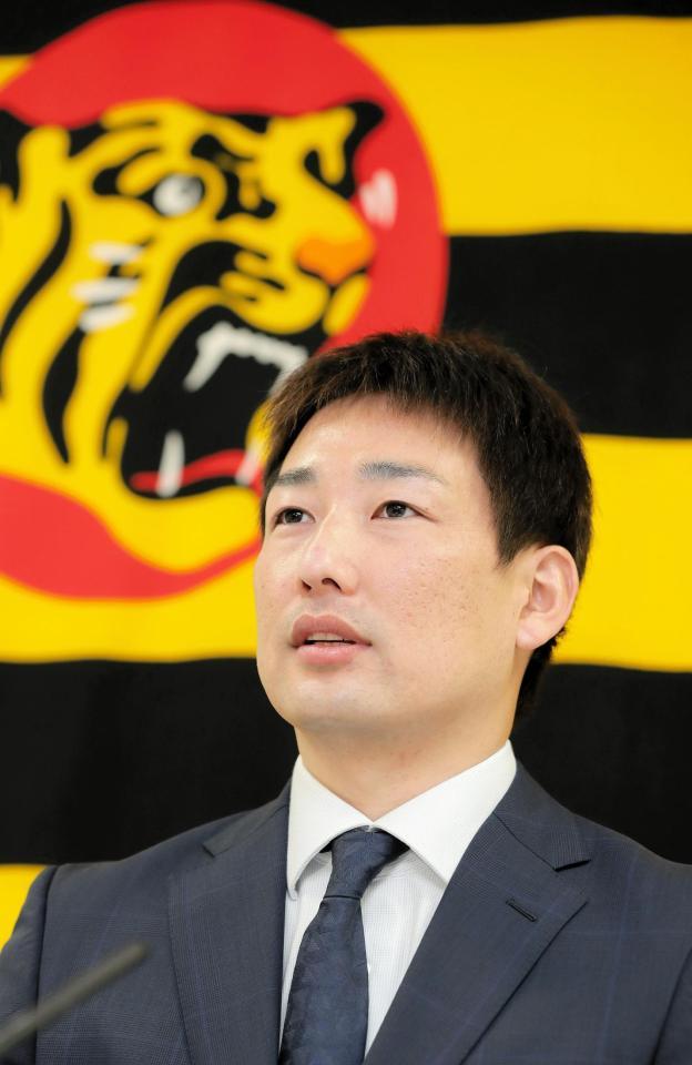 契約更改を終え、会見に臨む岩崎（代表撮影）