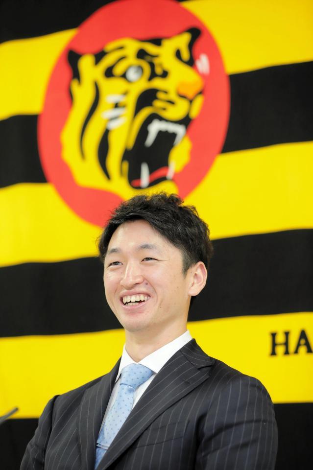 　契約更改を終え、会見で笑顔を見せる近本（代表撮影）