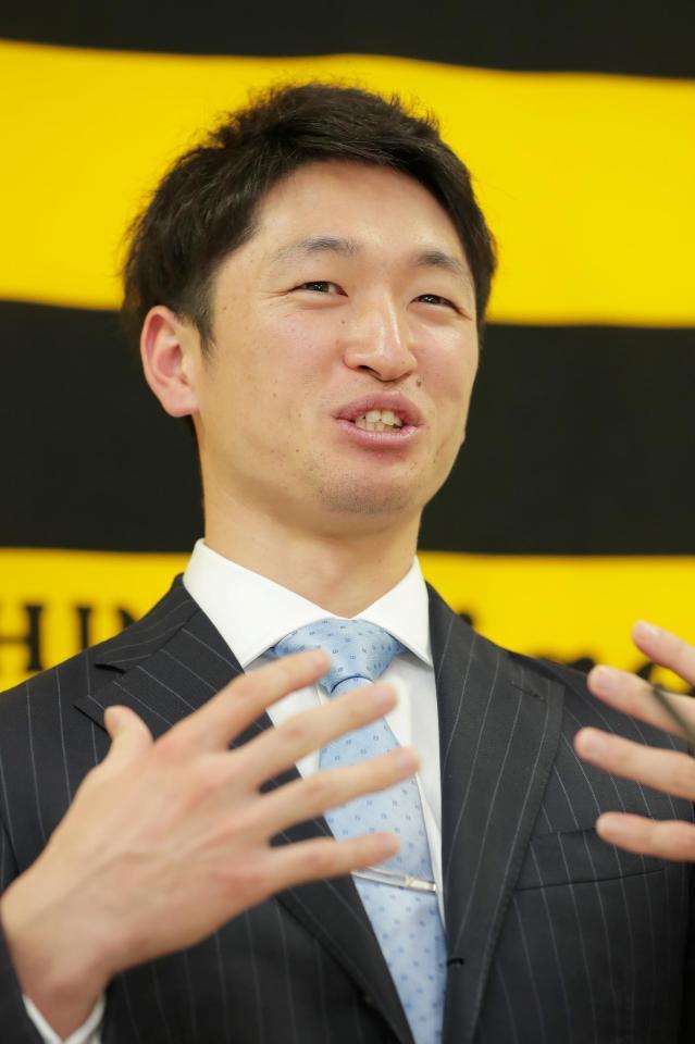 契約更改を終え、会見で笑顔を見せる近本（代表撮影）