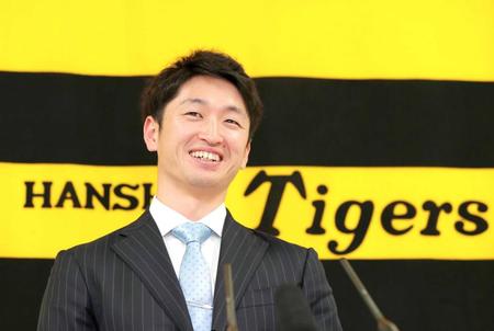 　契約更改後の会見で笑顔を見せる近本（代表撮影）